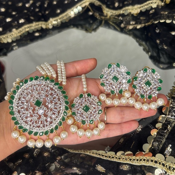 Beautiful Green Pearl Mini ( Locket ) Necklace With Earrings & Tikka - Picture 2 of 14